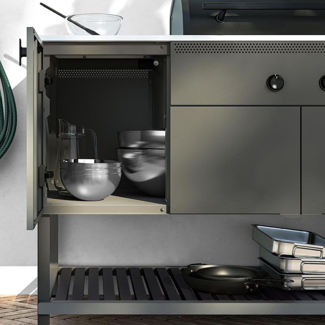 La elegante barbacoa de carbón de exterior gris oscuro BÅTSKÄR de Ikea