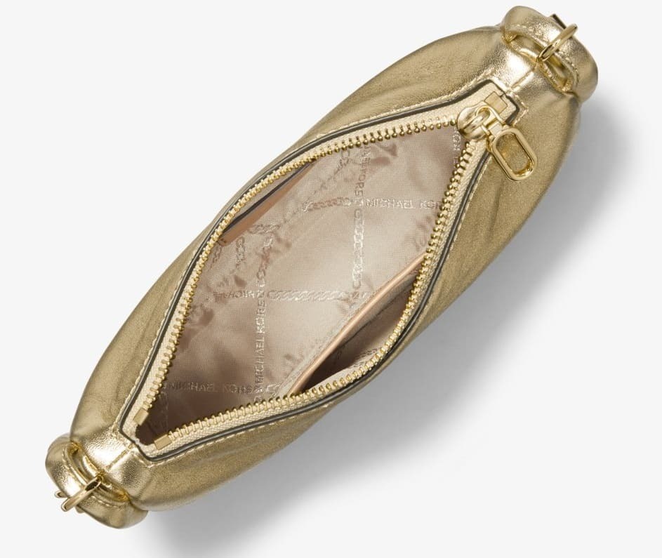 El bolso de hombro modelo Kendall de piel metalizada de Michael Kors