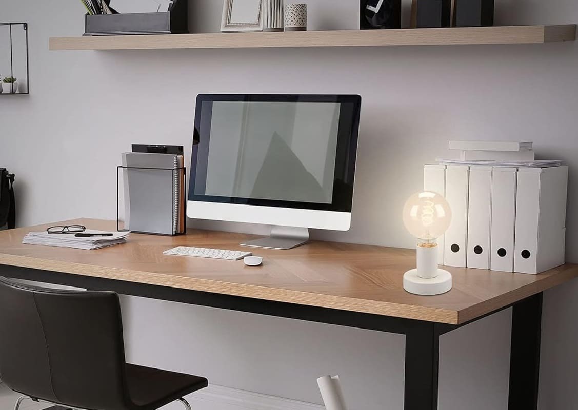 Lámpara de mesa con bombilla industrial de Briloner en Amazon