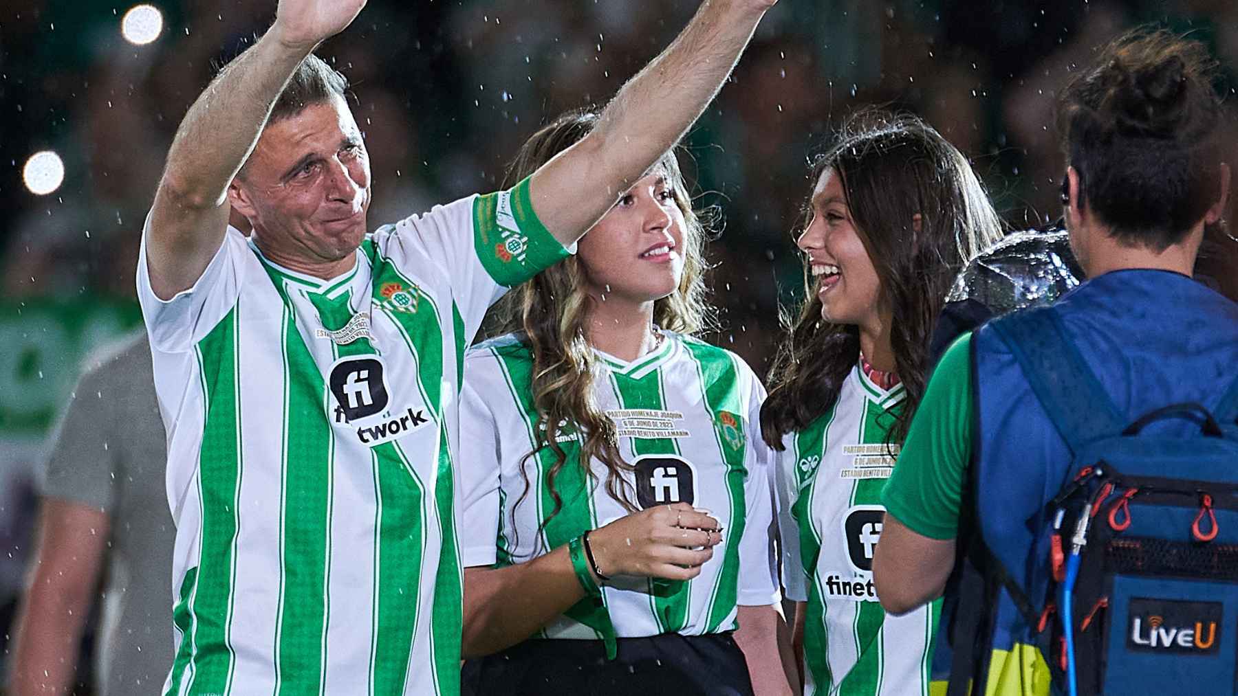 Joaquín junto a sus hijas Daniela y Salma en su partido homenaje | Salvador López Medina para El MIRA