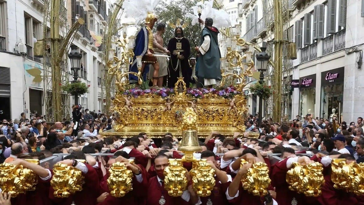 El paso de la hermandad del Rescate en Málaga