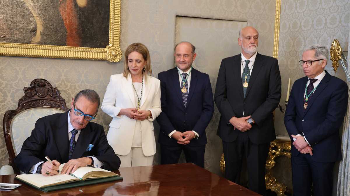 Carlos Herrera firma el Libro de Honor de la Diputación de Cádiz | Cristo García
