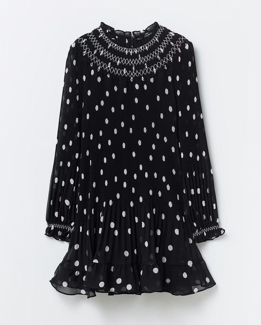 El vestido mini de lunares blancos sobre negro de Sfera en El Corte Inglés