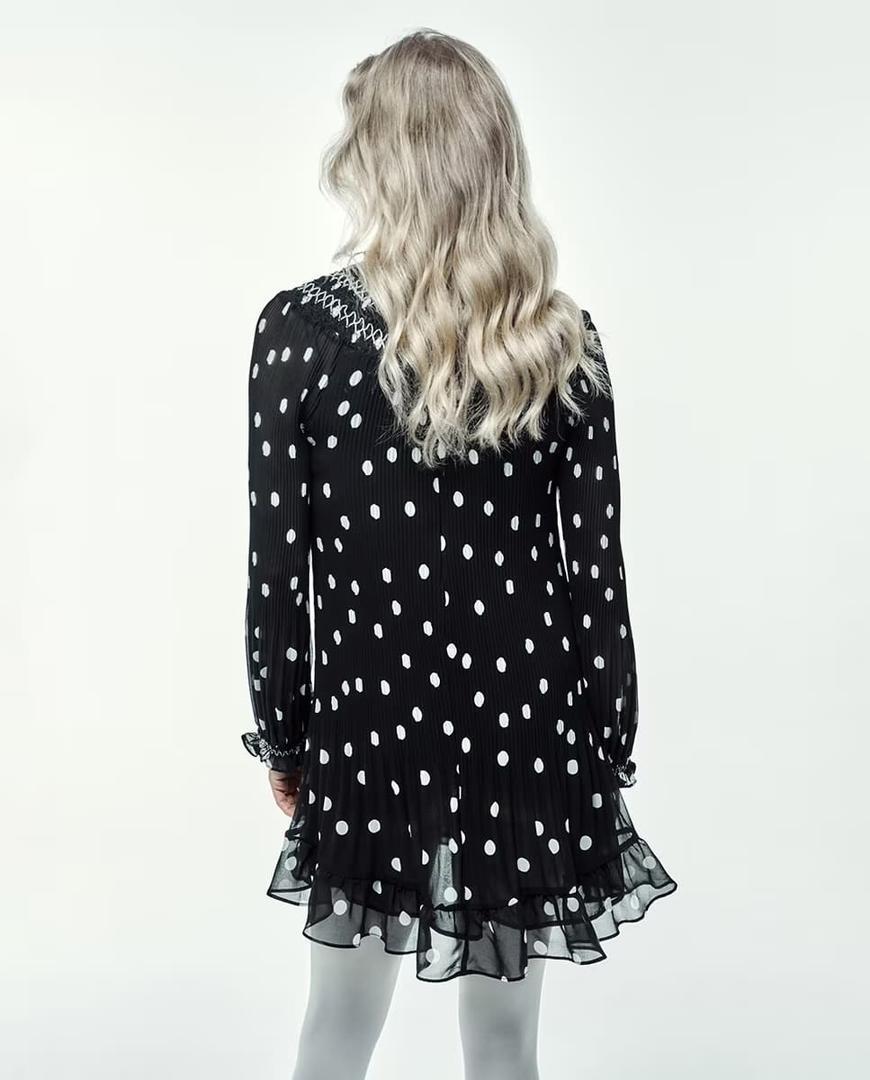 El vestido mini de lunares blancos sobre negro de Sfera en El Corte Inglés