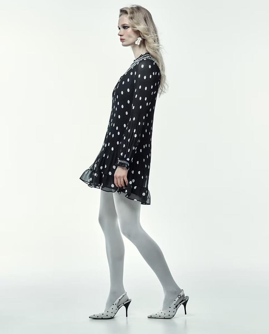 El vestido mini de lunares blancos sobre negro de Sfera en El Corte Inglés