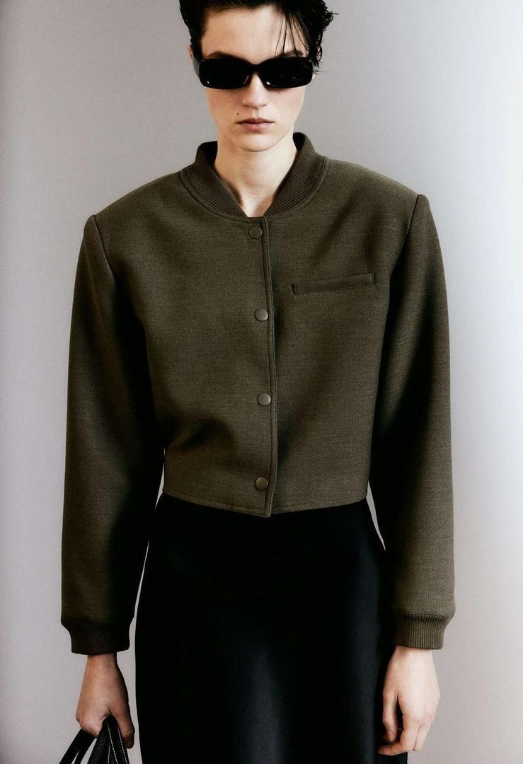 Chaqueta corta con hombreras de H&M