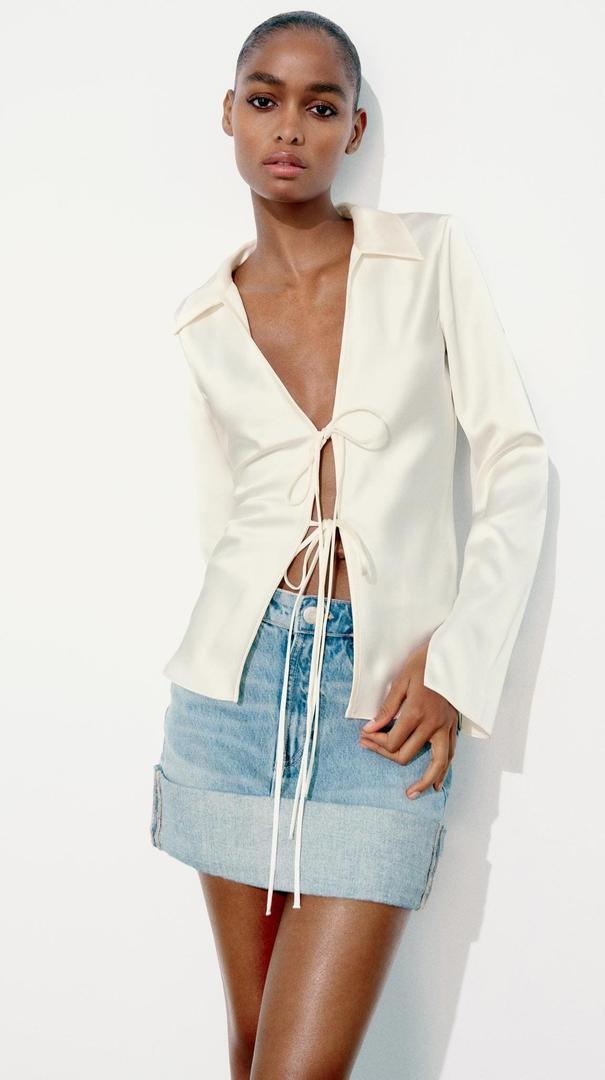 La camisa satinada con lazos blanca de Zara
