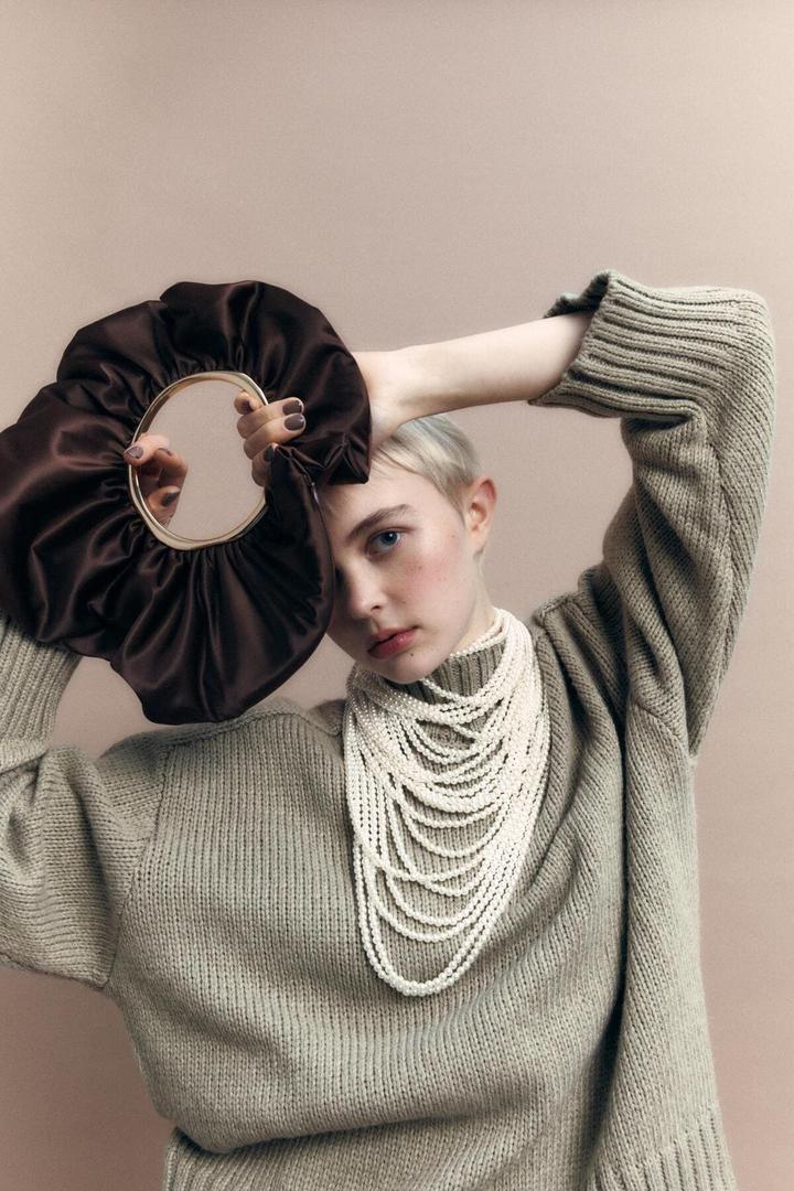 El nuevo bolso tipo saca satinado que parece un coletero de Zara