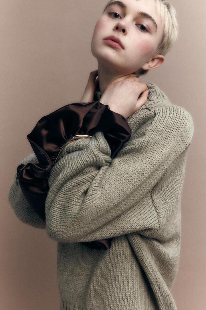 El nuevo bolso tipo saca satinado que parece un coletero de Zara