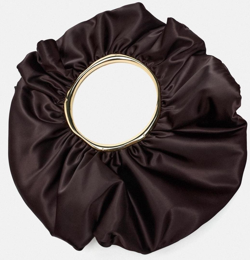 El nuevo bolso tipo saca satinado que parece un coletero de Zara