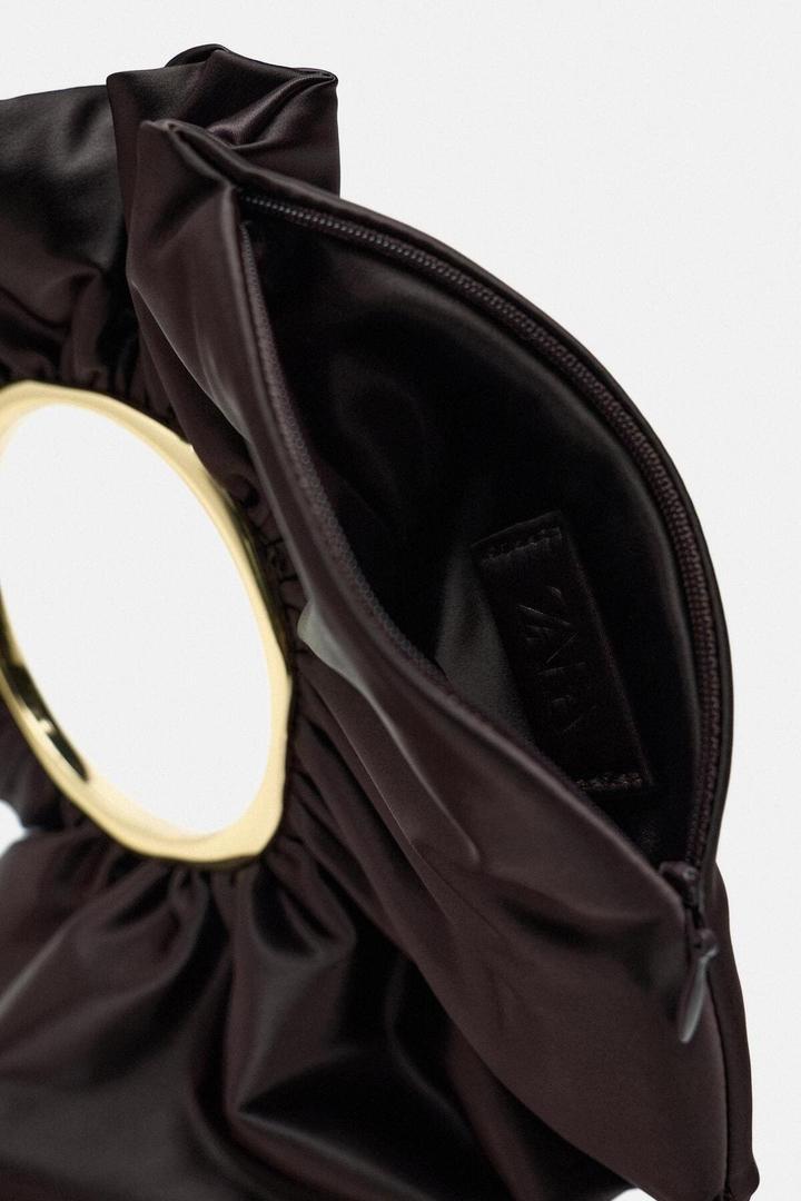 El nuevo bolso tipo saca satinado que parece un coletero de Zara