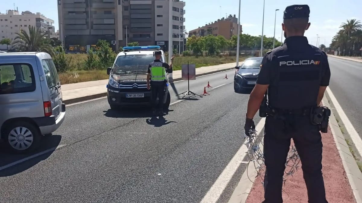 Policías nacionales en un control de droga