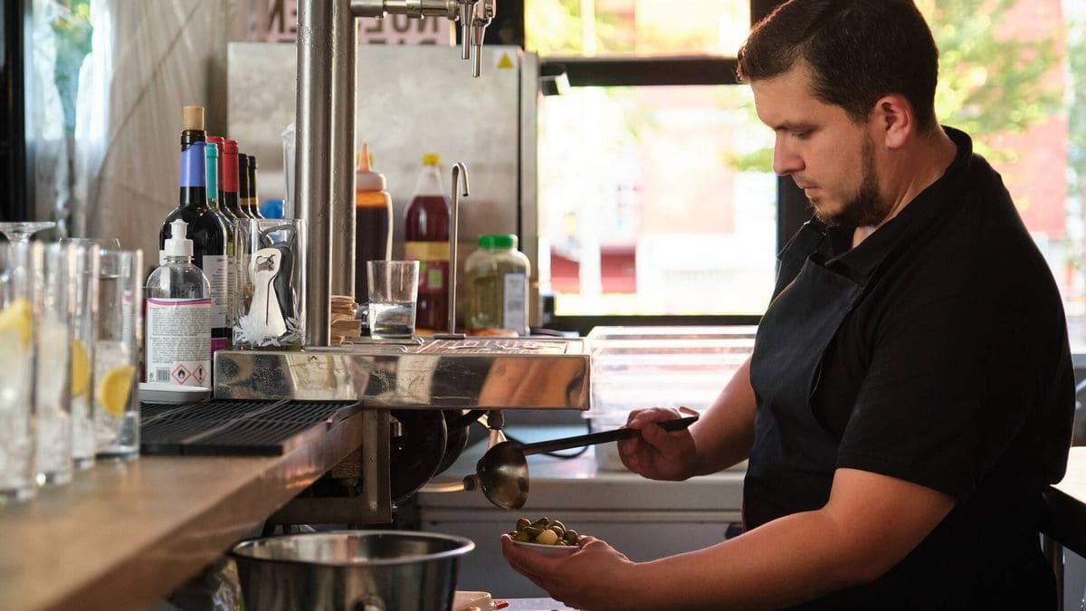 Un trabajador del sector de la hostelería