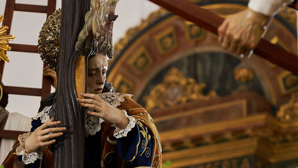 Imagen de María Magdalena abranzo la cruz