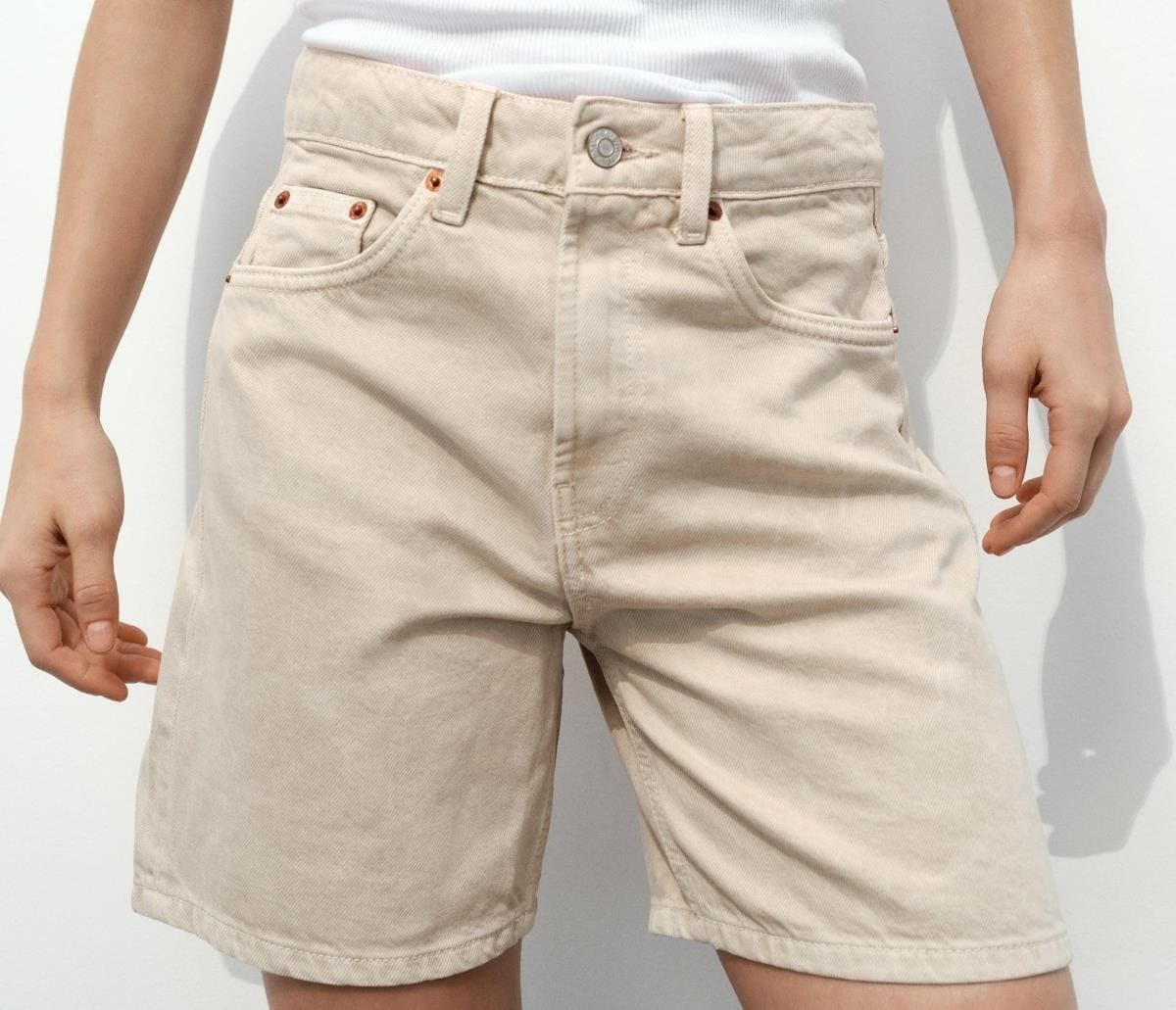 Bermuda denim TRF tiro medio de Zara