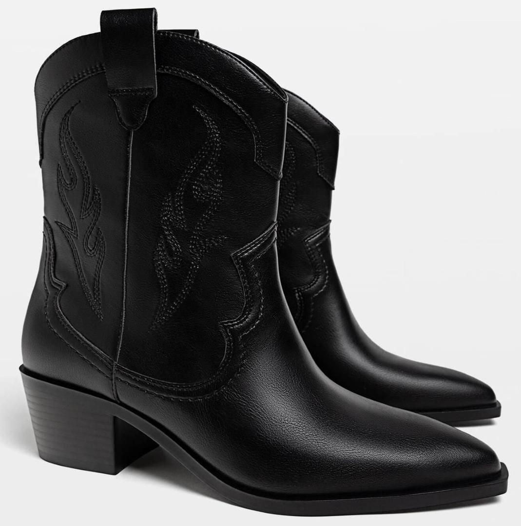 Botines tacón cowboy bordados de Stradivarius