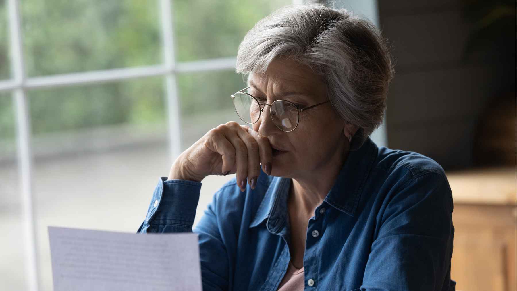 Una pensionista preocupada por el estado de su pensión de viudedad de la Seguridad Social