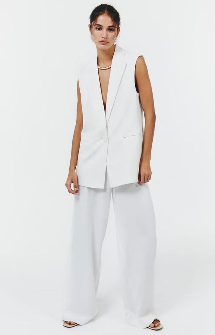 El nuevo chaleco largo de vestir de color blanco de Sfera en El Corte Inglés