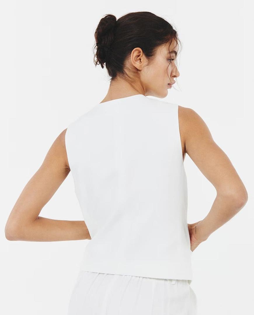 El nuevo chaleco de vestir corto de color blanco de Sfera en El Corte Inglés