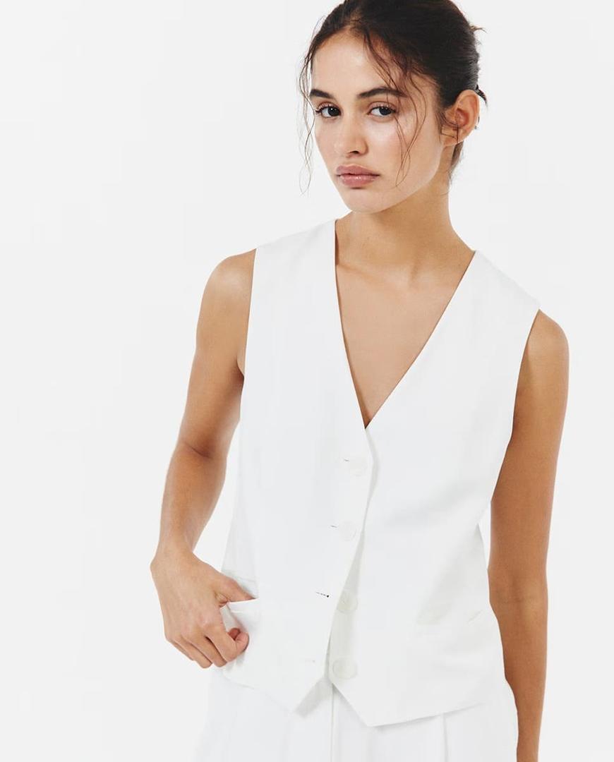 El nuevo chaleco de vestir corto de color blanco de Sfera en El Corte Inglés