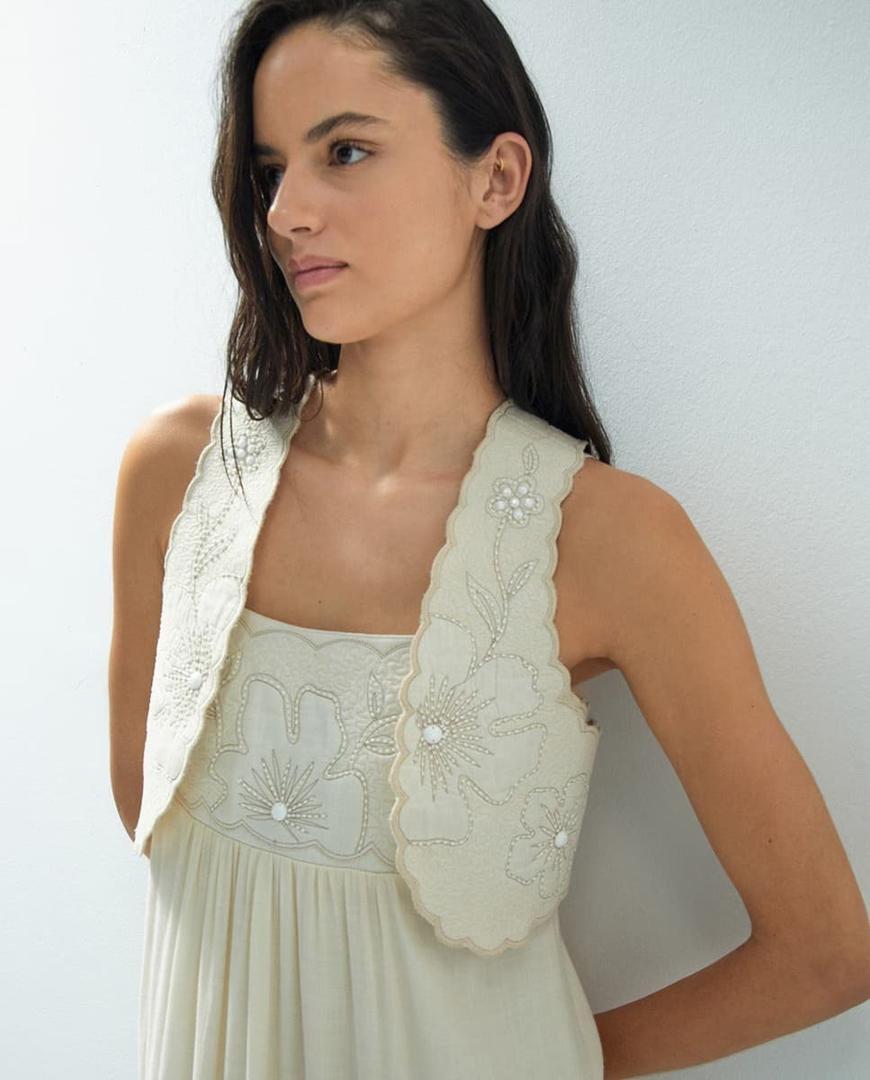 El nuevo chaleco con estampado floral y piedras de Sfera en El Corte Inglés