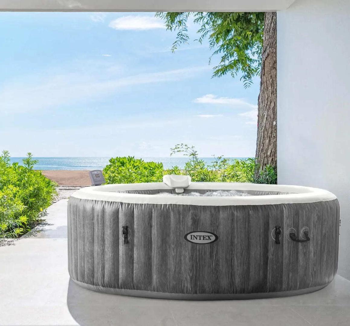 El spa de exterior hinchable Greywood INTEX con 4 plazas de Leroy Merlin