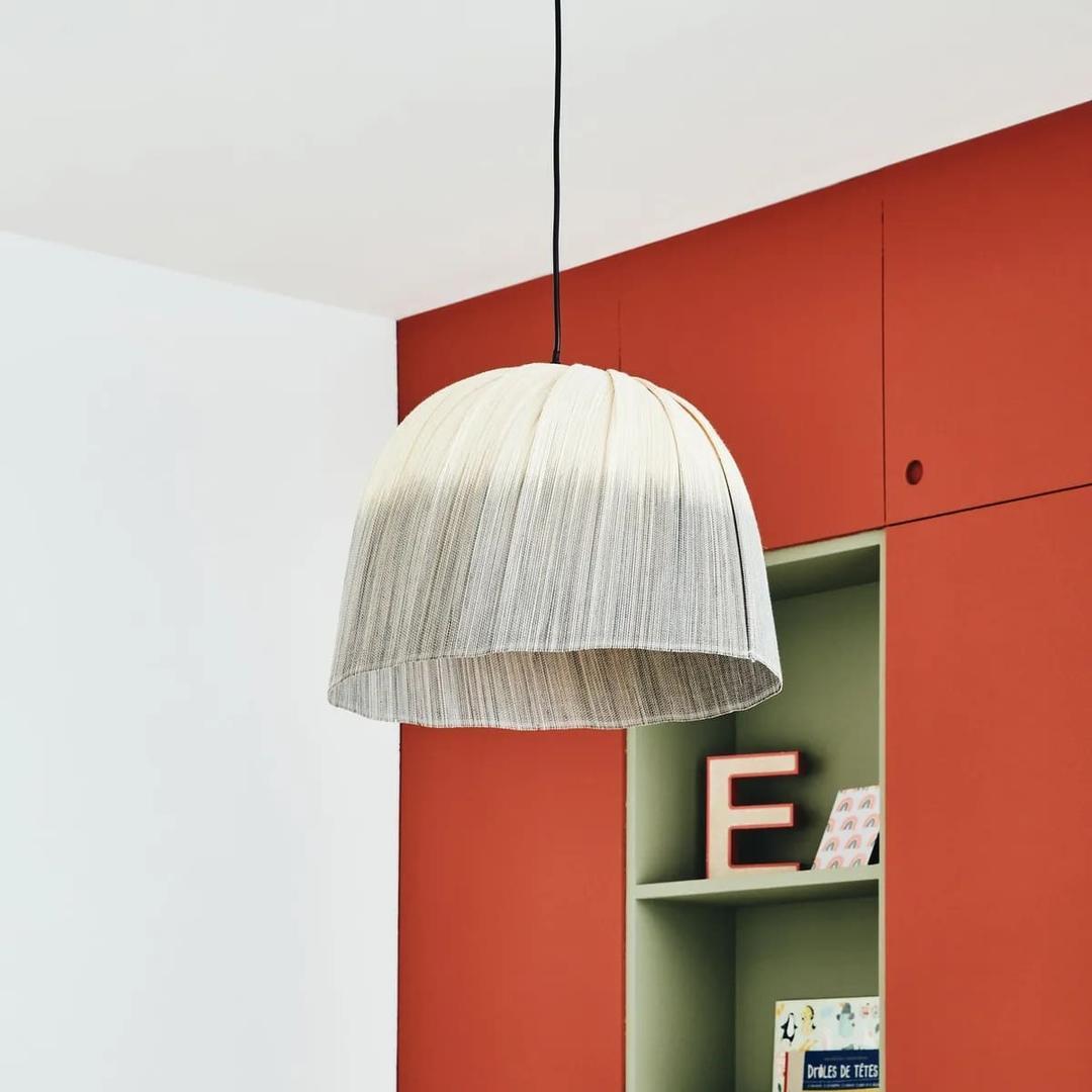 La lámpara de techo Jalapa INSPIRE plateada con una luz de Leroy Merlin