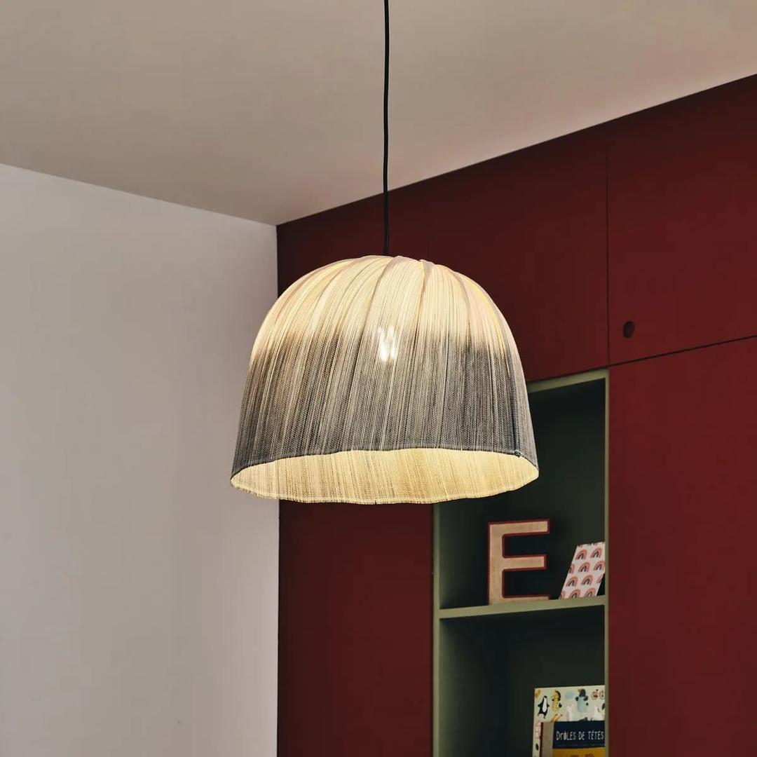 La lámpara de techo Jalapa INSPIRE plateada con una luz de Leroy Merlin