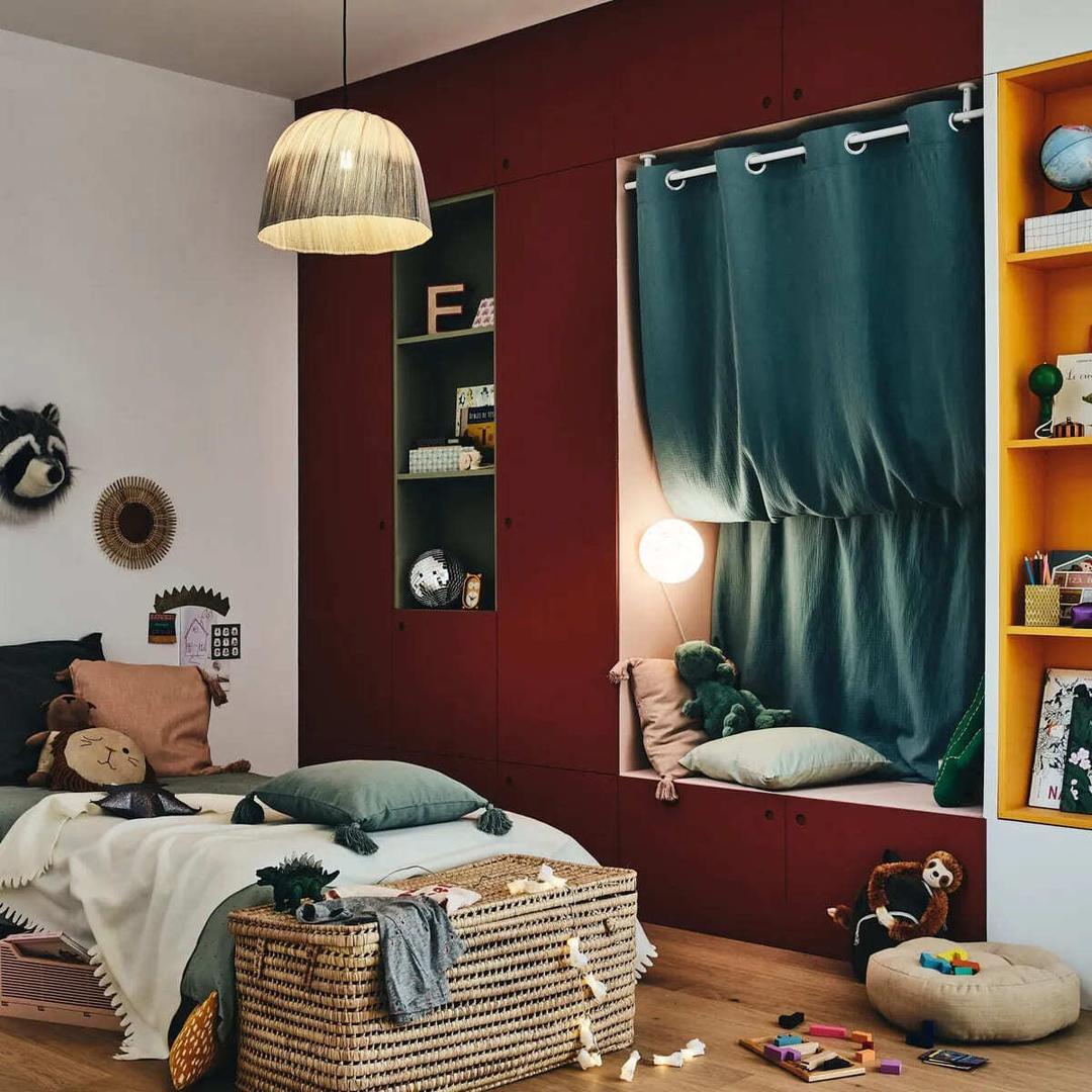 La lámpara de techo Jalapa INSPIRE plateada con una luz de Leroy Merlin