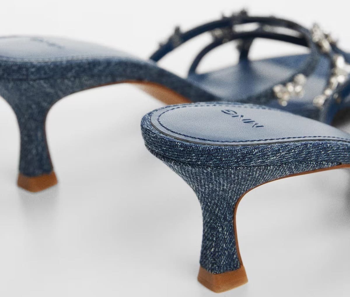 Las nuevas sandalias denim con tacón de Mango