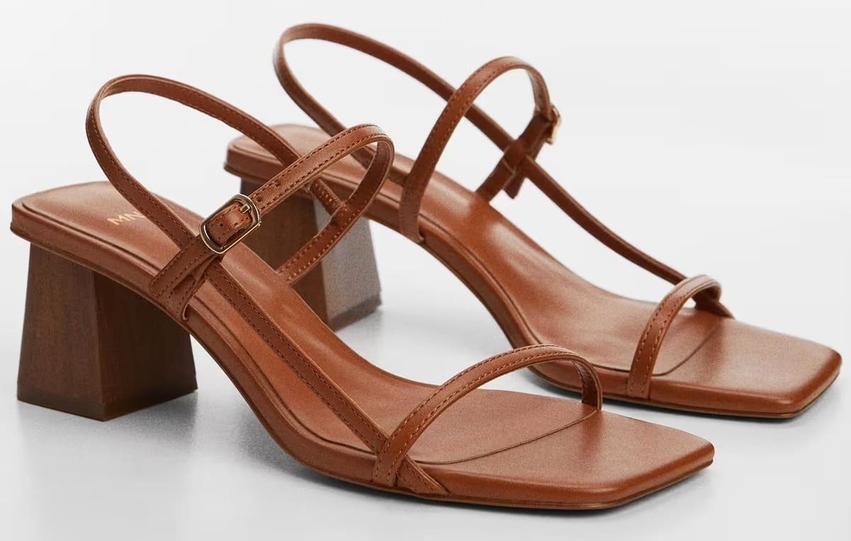 Las sandalias con tacón de bloque y color marrón de Mango