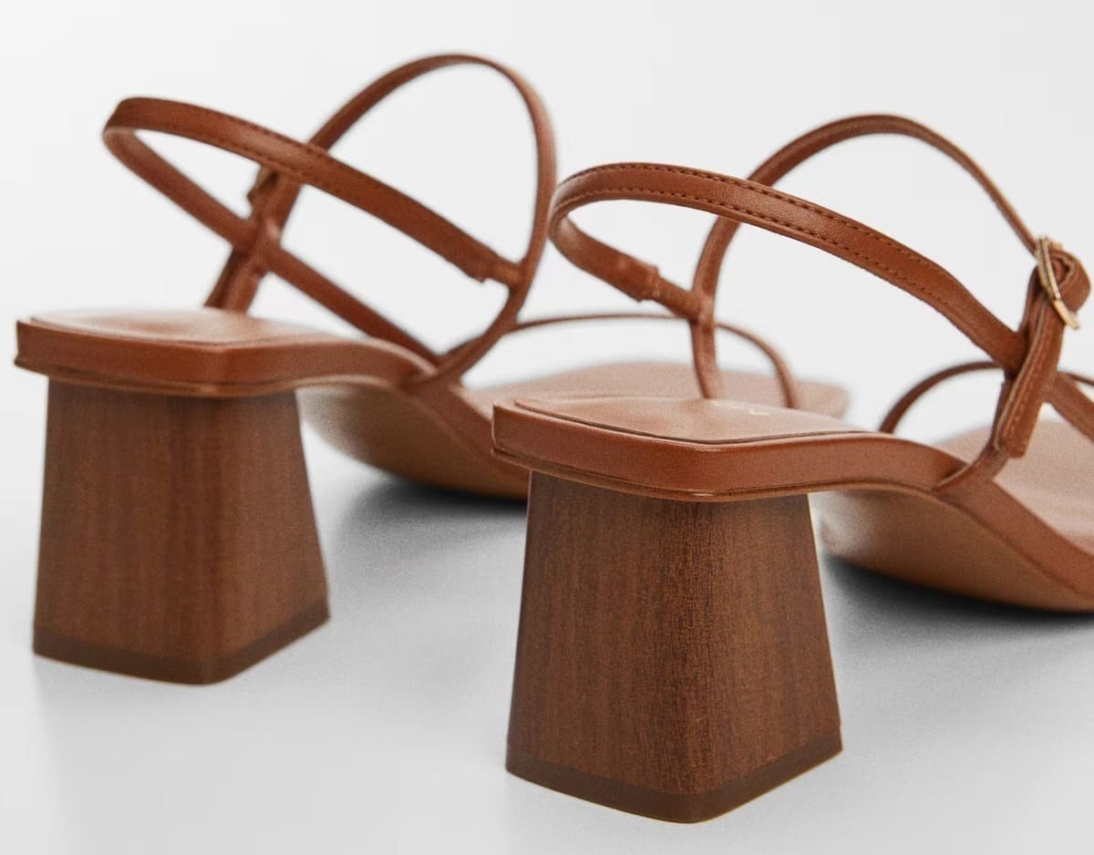 Las sandalias con tacón de bloque y color marrón de Mango