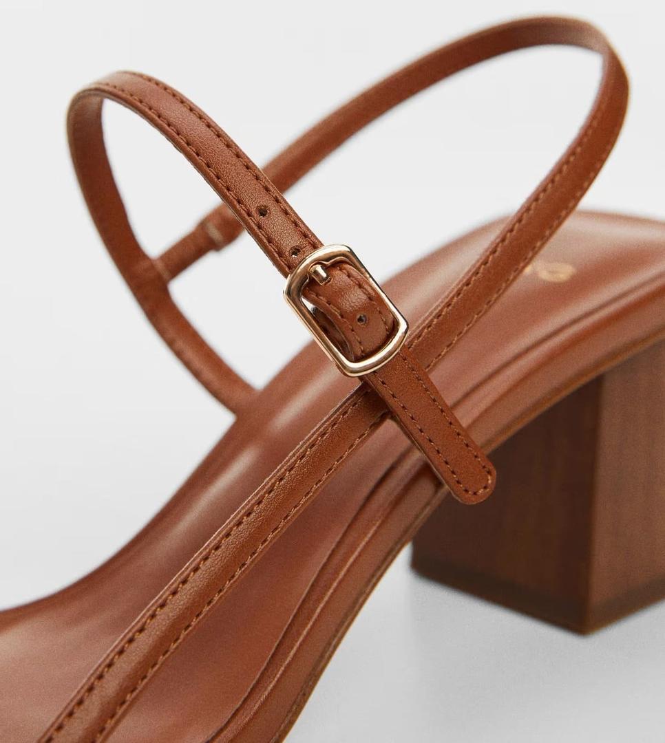 Las sandalias con tacón de bloque y color marrón de Mango