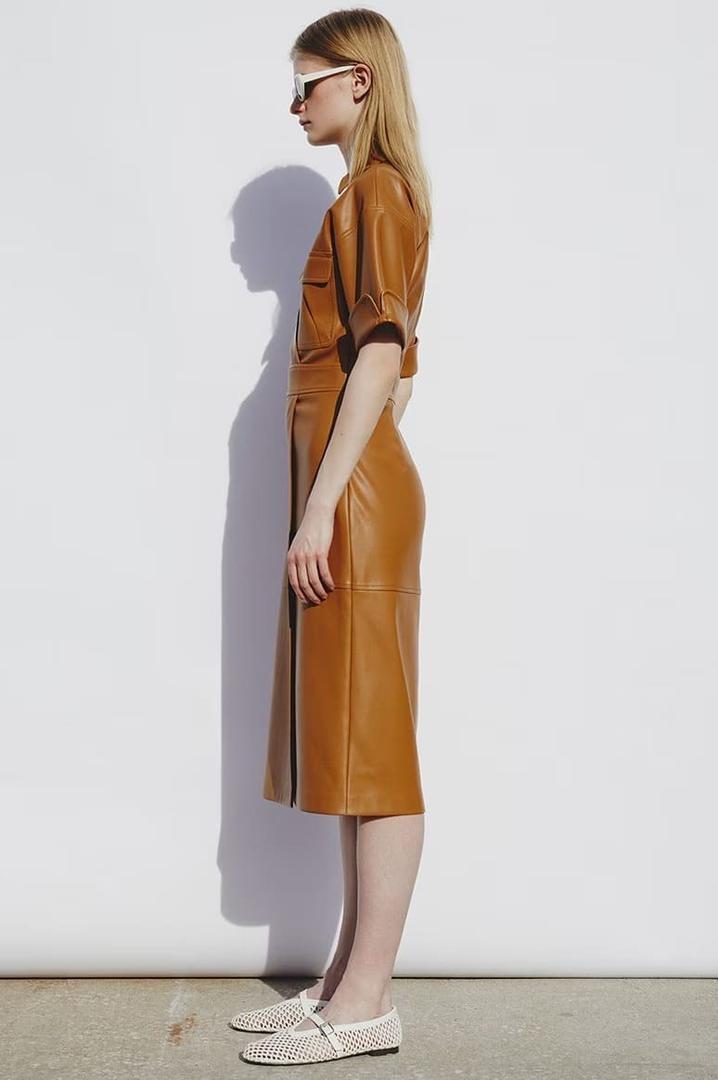 El nuevo vestido camisero de efecto piel de Sfera en El Corte Inglés