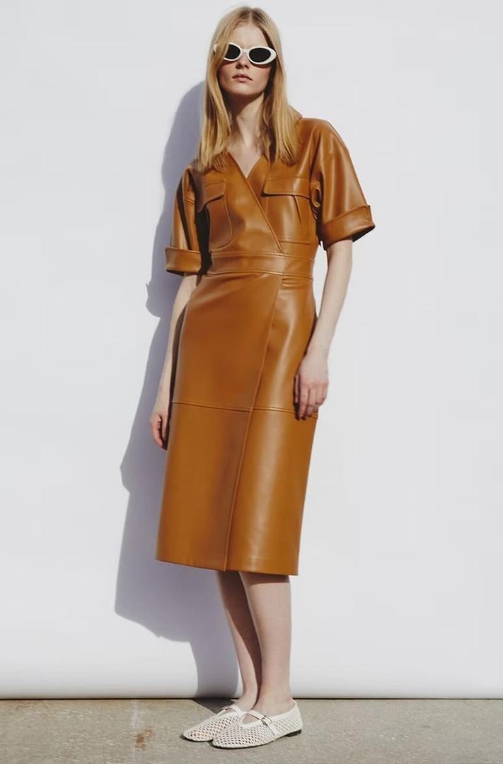 El nuevo vestido camisero de efecto piel de Sfera en El Corte Inglés