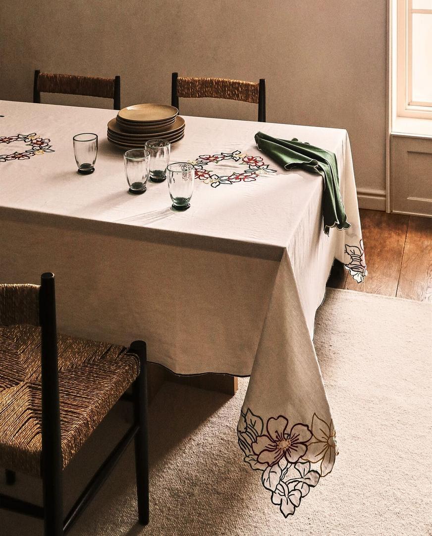 Mantel de ramio con bordado floral