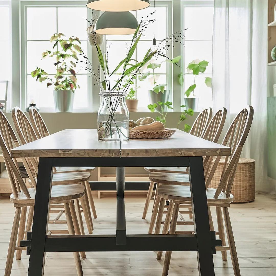 La mesa de comedor de madera de acacia modelo SKOGSTA de Ikea