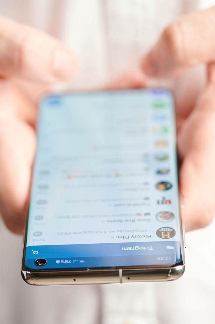 Usuario haciendo uso de la app Telegram