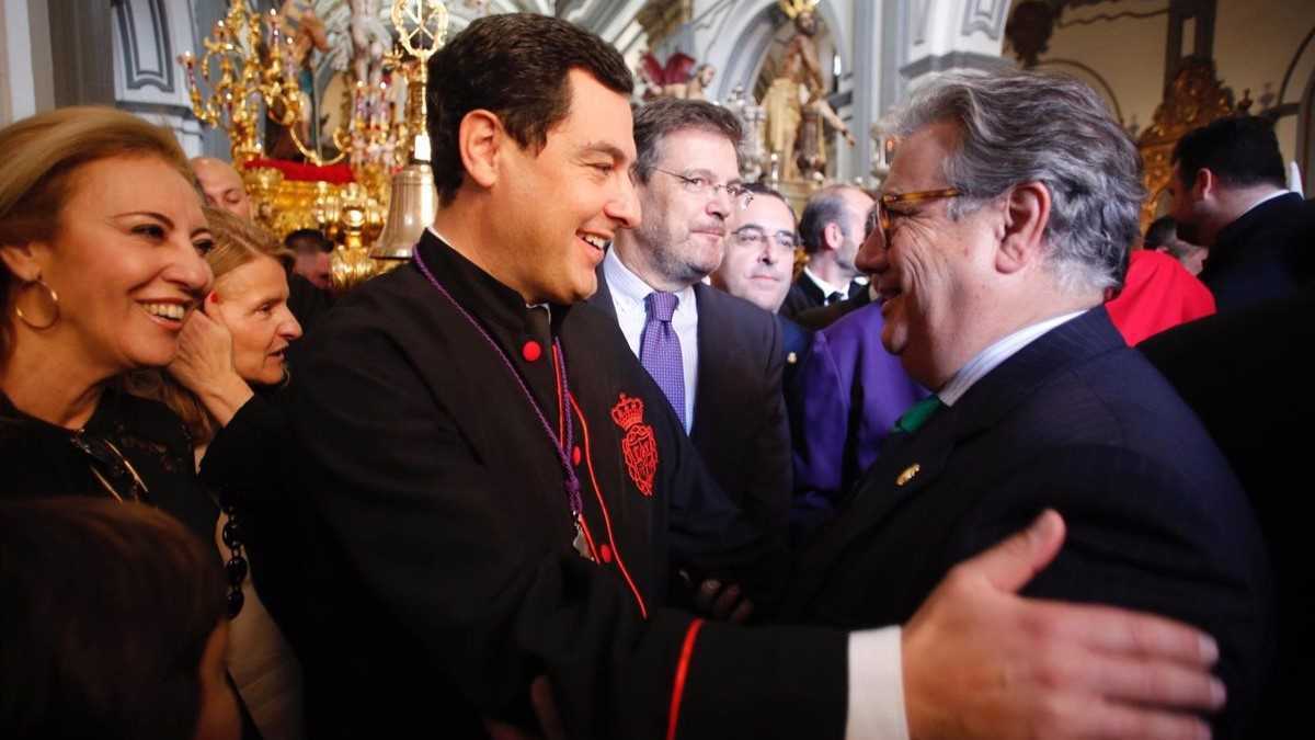 Juanma Moreno antes de portar el trono del Cristo de la Exaltación