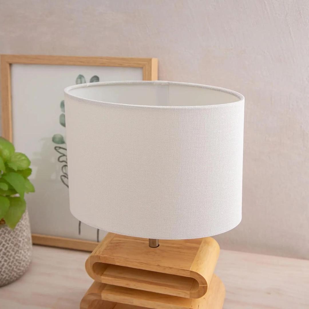 Lámpara de mesa modelo Itto de lino blanco y madera de Leroy Merlin