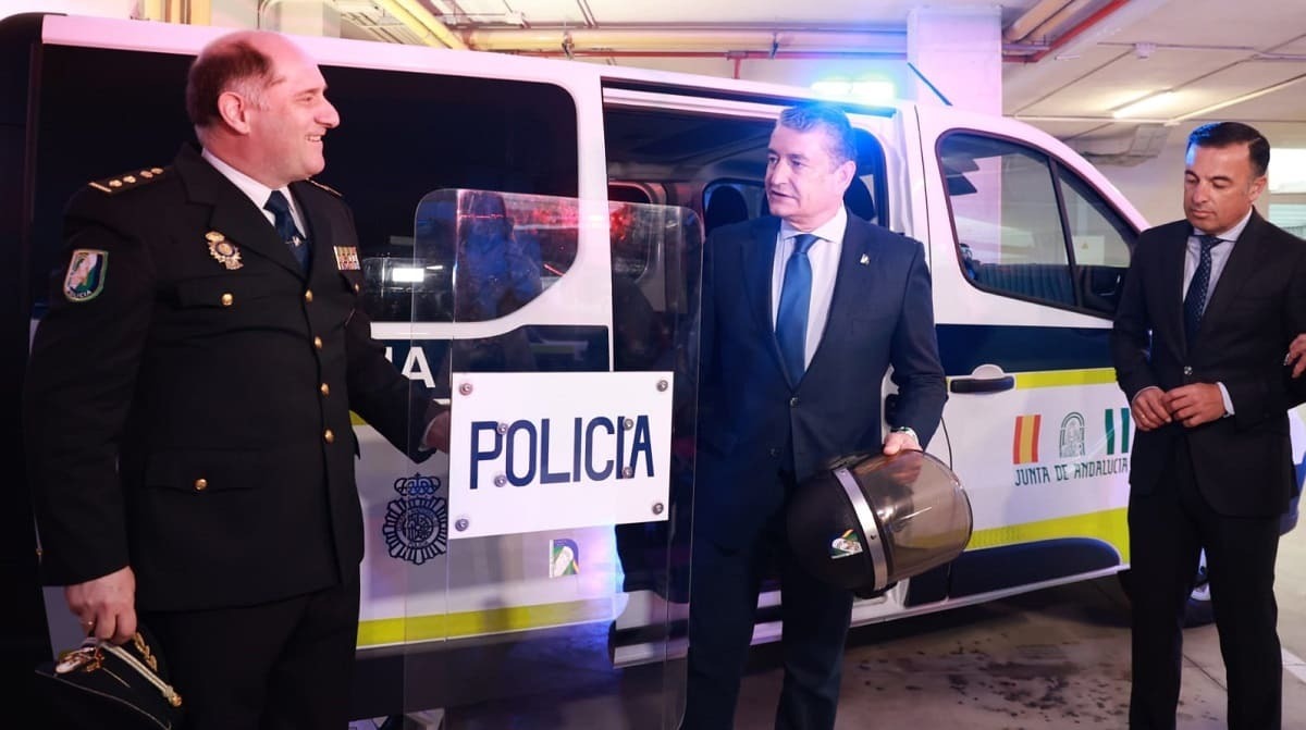 Antonio Sanz revisando un nuevo furgón policial