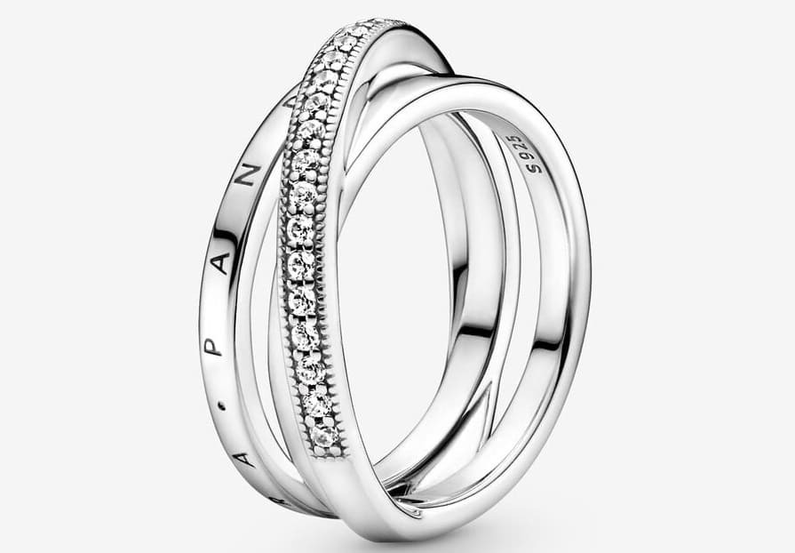 El Anillo Cruzado Triple Banda en Pavé de Pandora