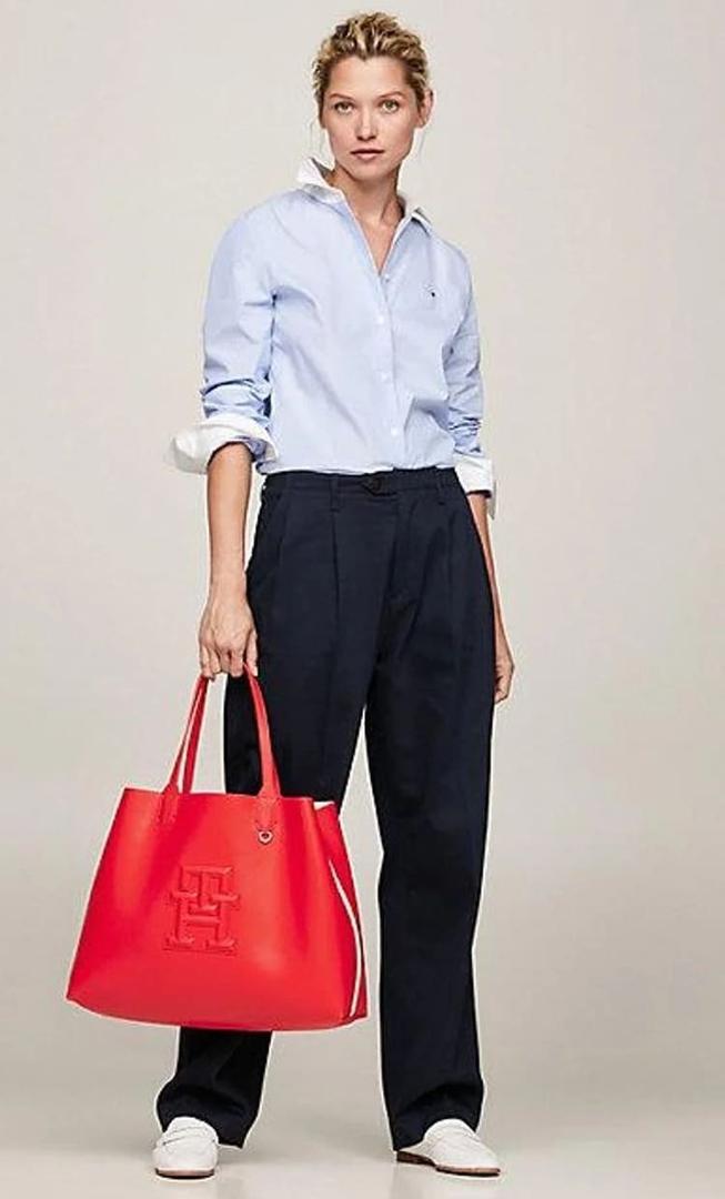 El bolso tote Iconic con monedero y monograma de Tommy Hilfiger