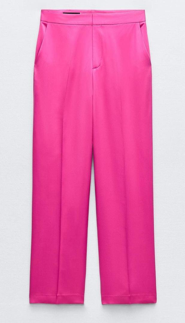 El nuevo pantalón recto satinado de color rosa de Zara
