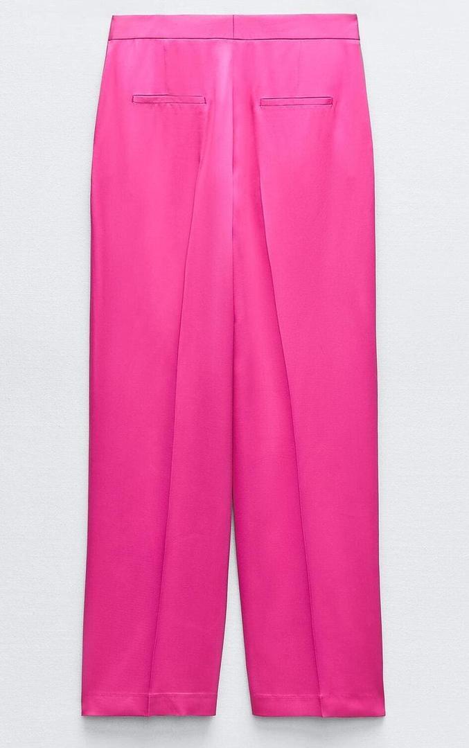 El nuevo pantalón recto satinado de color rosa de Zara