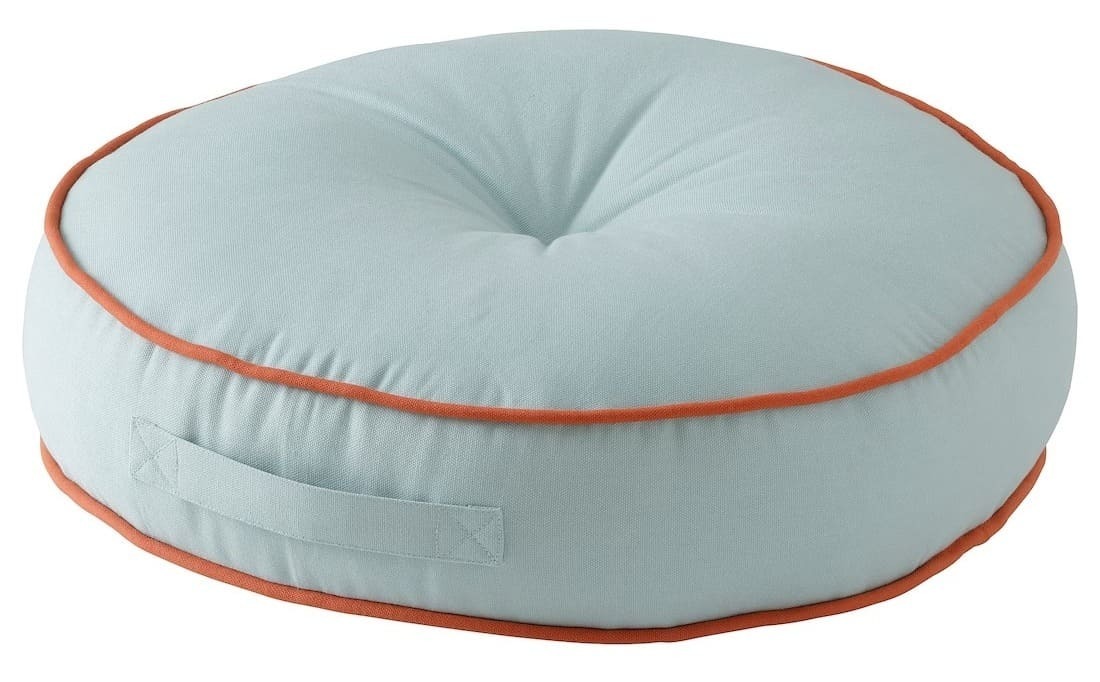 El nuevo cojín de suelo de color azul claro GOKVÄLLÅ de la colección de Oriente Medio de Ikea