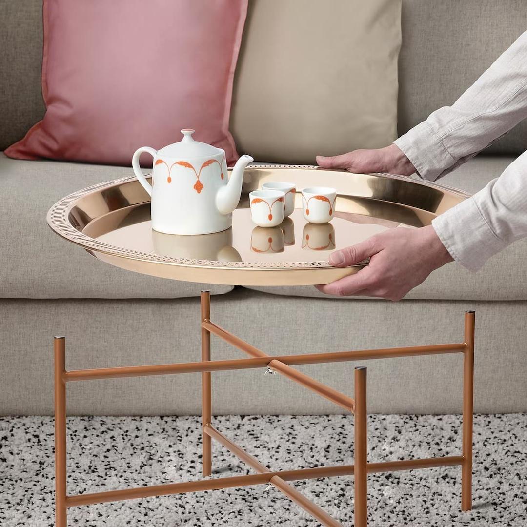 La nueva mesa/bandeja de color rojo cobre GOKVÄLLÅ de la colección de Oriente Medio de Ikea