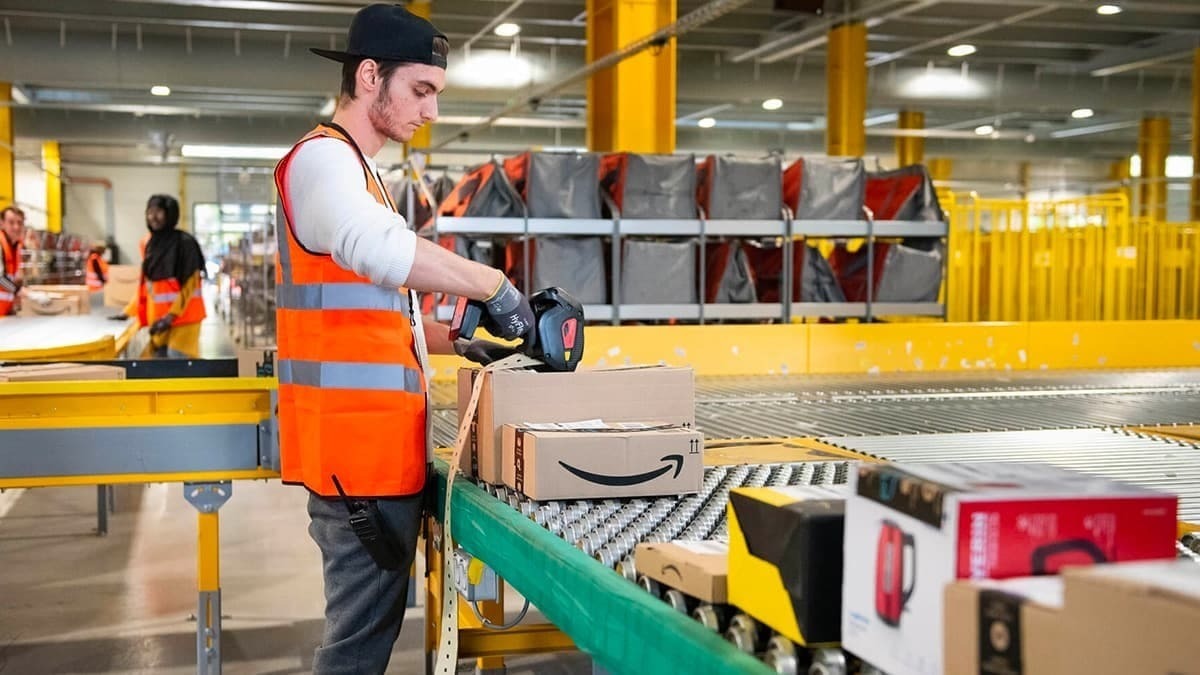 Un mozo de almacén desempeña su actividad profesional en Amazon
