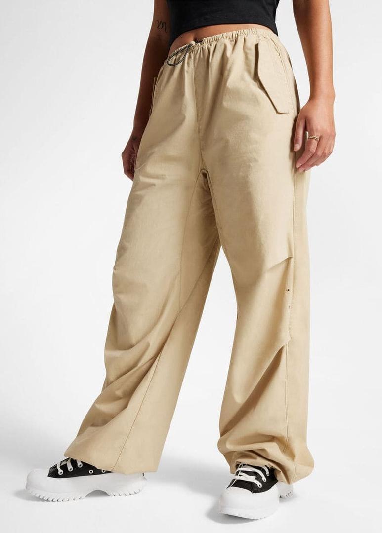 Los pantalones cargo de campana Parachute de Converse