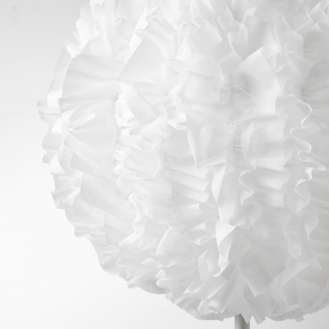 La nueva lámpara de pie blanca VINDKAST que parece una nube de Ikea